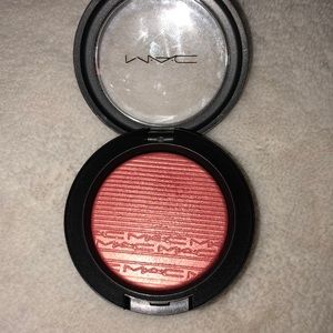 MAC extra dimension blush in Cheeky Bits